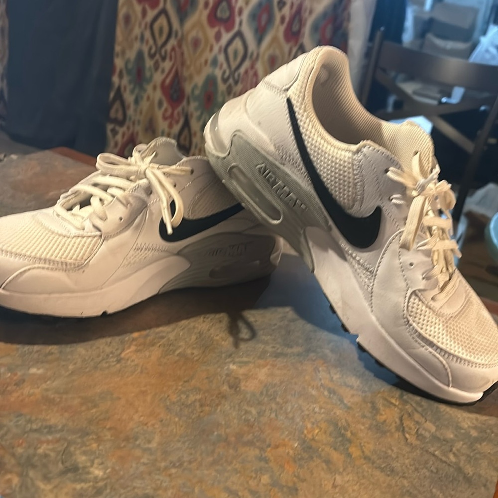 Women’s 8.5 Nike Air Max gently used sneakers